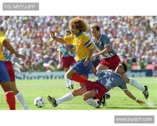 足球球星场上亲吻瞬间揭秘：激情与友情交织的精彩时刻