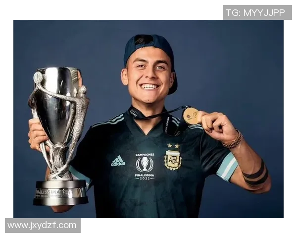 迪巴拉：足球场上的优雅风采与帅气球星魅力展现